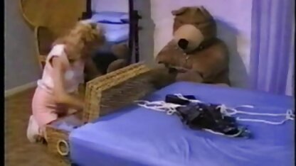 Brunette met kleine borsten op sexfilm kijken opa haan