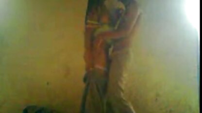 Verlegen brunette sex film tiener met enthousiaste likken hoed