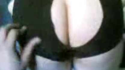 Het meisje betast 123gratis sexfilmpjes de masseur die haar benen neukt en neukt haar.