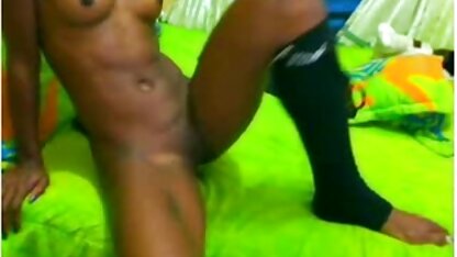 18 jaar oud Russisch meisje mooie pornofilms leren zuigen met behulp van een rubberen lul