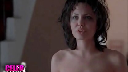 Anita goot heet hollandse seksfilms water in haar borst.
