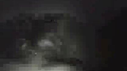 Brunette-meisje wast zich in badschuim en heeft seks met een vriendin. gratis nederlandstalige sexfilms