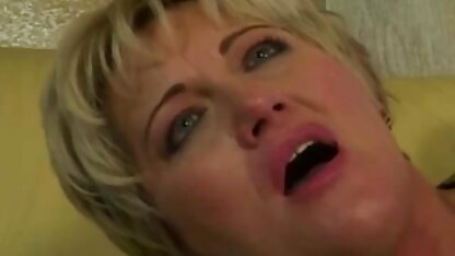 Brunette meisje in kousen hard geneukt in gratis oma sex film haar kamer