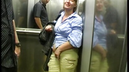 Meisjes kleden zich in de kleedkamer gratis sexflims kijken