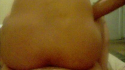 Prachtige brunette die haar benen spreidt voor de ogen van een man. gratis sex films oma