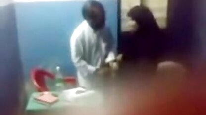De brunette kraakt op het toilet en gratis sex films oma plast goed.