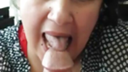 Grote meid sexfilm kijken die zich tegen een man keert