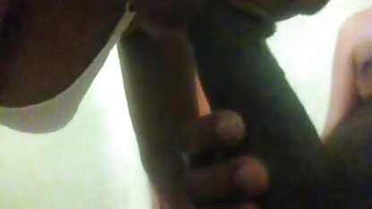 Babe 18 jaar oude brunette stript voor de camera sexfilms gratis kijken en masturbeert in zichzelf met zwaartekracht