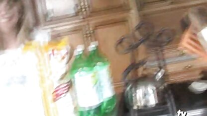 Latina nieuwste seksfilm zuigt de verkoper onder de tafel in een kledingzaak
