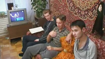 Blond in free seksfilms sportvingers de kip tussen haar borsten en zuigt
