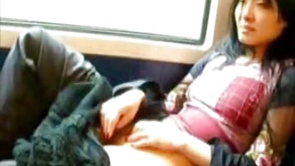 Chick geeft sex films met kleine meisjes zwarte man om te neuken recht in de auto