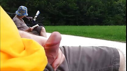 De mooie blonde met enthousiaste streling op de hoed 123gratis sexfilmpjes