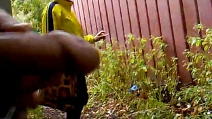 Meisje behendig zuigend lid door gat in gratis pornofilms kijken muur