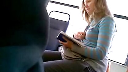 Donkerharige Hunk wordt verleid door een prachtige voyeur sexfilms babe