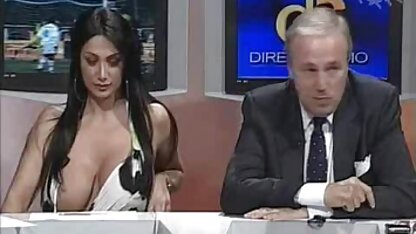 Meisjes sterk gespierd lichaam met een stijve penis masturbatie voor een man die op de tafel ligt free seksfilms