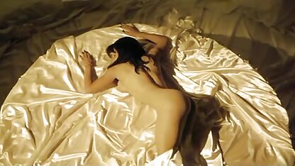 Buste brunette met een sexfilmjes gratis kort kapsel neem een sterke kip in haar mond