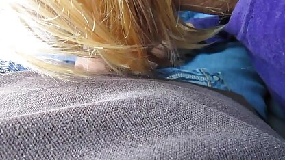 Russische schoonheid scheurde panty ' s die haar mooie sexfilms hoed streelde