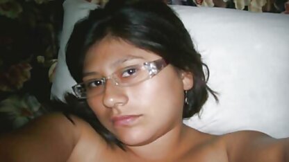 Man neukt met een lief meisje en sexfilmpjes nl spuit sperma op haar gezicht.