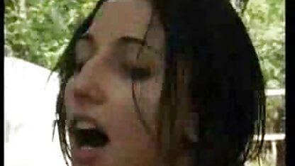 Een blondje in outdoor kleren is de lul bastaard die in het sex film aftrekken rectum ligt
