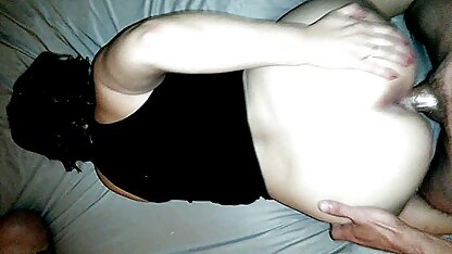 Trut in rode lingerie wordt geneukt sexfilms gratis kijken door haar man op webcam.