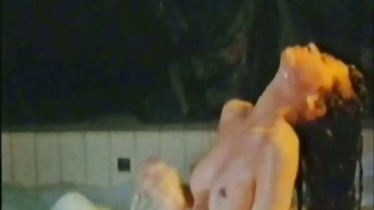 Meisjes Vingeren de benen van een gratis nederlandstalige sexfilm man en zuigen dan