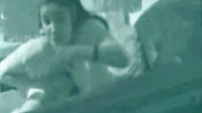Rondborstige blondine die seks heeft gratiis sexfilms met een haan vaardig