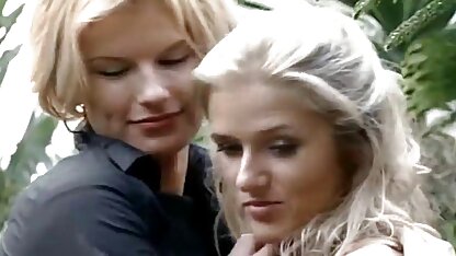 Een nieuwe sex film kind met kleine borsten bevredigt zichzelf