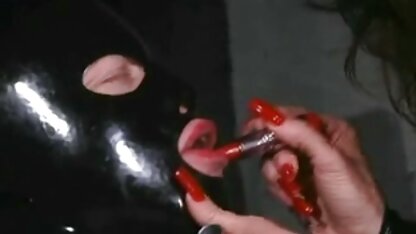 Model toont slanke ladyboy naakt goeie sexfilm en vingervingerige vagina