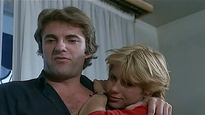 Twee mooie vrouwen die zich vastklampen aan sex film kijken een vriend.