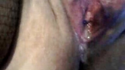 Een meisje in de pose van de hond met de moed om de mooie sexfilms fallus in haar mond te nemen