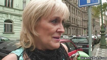 Prostituees in verschillende poses hangen rond met haar minnaar en voor het geven van sperma in nederlanse sexfilms de mond het geven van een pijpbeurt
