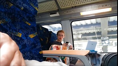 Brunette met grote melk en grote tepels neuken in het bed recht in de nederlanse sexfilms kont