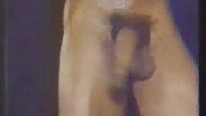 Heerlijke studenten die solo gratis seksfilms vagina spelen in haar kamer.