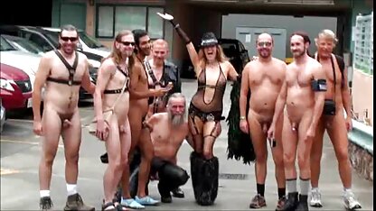 Busty chick toont lichaam en nieuwe sexfilmpjes met een passie euthanaseren hem tussen de benen