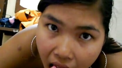 Haar mollige toont ruige, harige kut voor vagina seksfilms de camera.