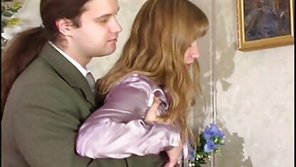 Studenten streelen gratis sexsfilms kijken elkaar zachtjes op een koude winteravond.