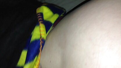 Een man die een meisje nieuwe pornofilms in een nylon panty vastbindt en haar pijpt.