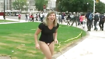 Dat meisje stoort haar vriendin door zijn gratis sexfilms lul in haar keel te steken en hem hard te pijpen.