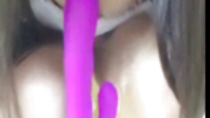 Een paar gratis korte seksfilms 18-jarige liefjes vallen neer met plezier in bed en genieten