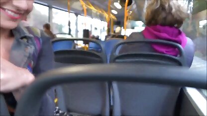 Naakt zonnebaden meisje en een man die naar haar kijkt seksfilmpjes gratis