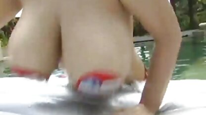 De man stapt seksfilms vagina in een blond meisje en neemt het allemaal voor de camera.