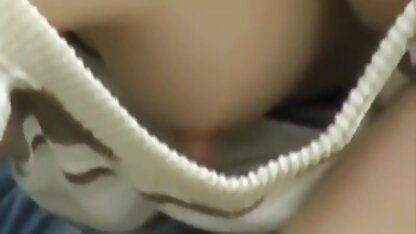 Brunette in kousen zuigend lul van rubber en duwde het in haar nieuwste seksfilm vagina