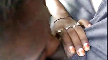 Drie kuikens betrokken bij BDSM in sexfilm kijken het veld