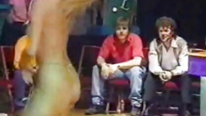 Aantrekkelijk 18-jarig meisje trekt sexfilmpjes nl langzaam aan de stoel