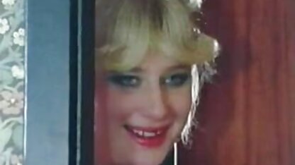 Een man knijpt een teef uit voor eetlust en seksfilms gratis bakt zijn lul