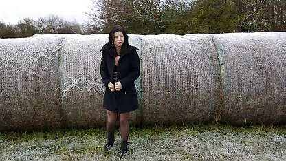 Babe met dreadlocks en visnet komt klaar met een grote dildo. hete sex films