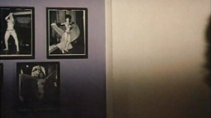 Man blaast jonge meisjes op sex film kijken en komt op zijn buik