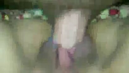 De hoer strekte haar voeten eerst en kreeg strapon voyeur sexfilms in de hole, en dan leden van de