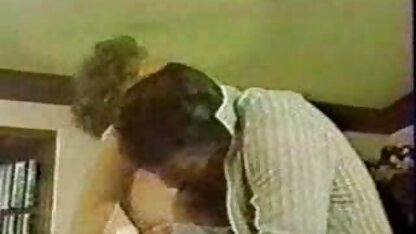 Een geluksvogel nederlanse sexfilms die afwisselend twee geweldige meisjes neukt.