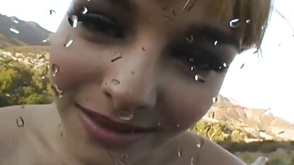 Raunchy vrouw die een lul pijpt en echtgenoot vingert voor youtube seksfilms de webcam